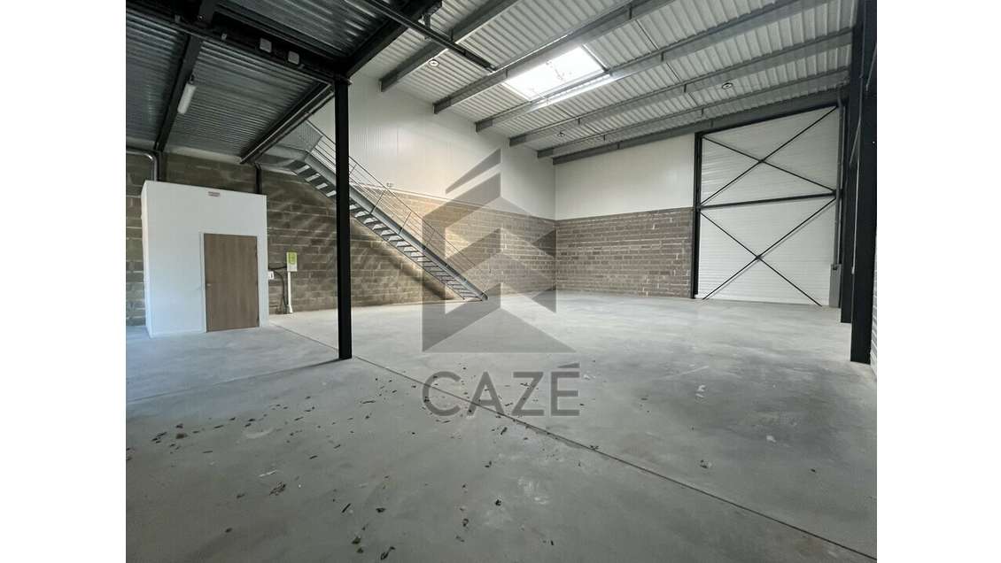 A louer locaux à partir 293m² sortie 24 à Tresses