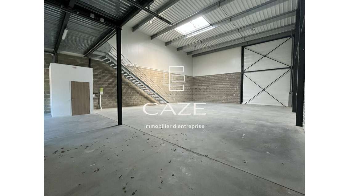 A louer locaux à partir 293m² sortie 24 à Tresses