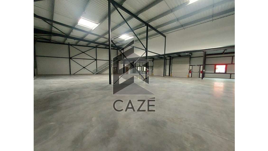 A louer locaux activités 589m à Tresses sortie 24