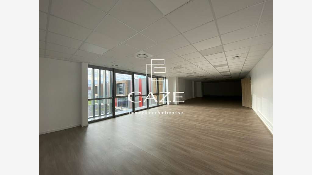 A louer locaux d'activités 713m² sortie 24 Tresses