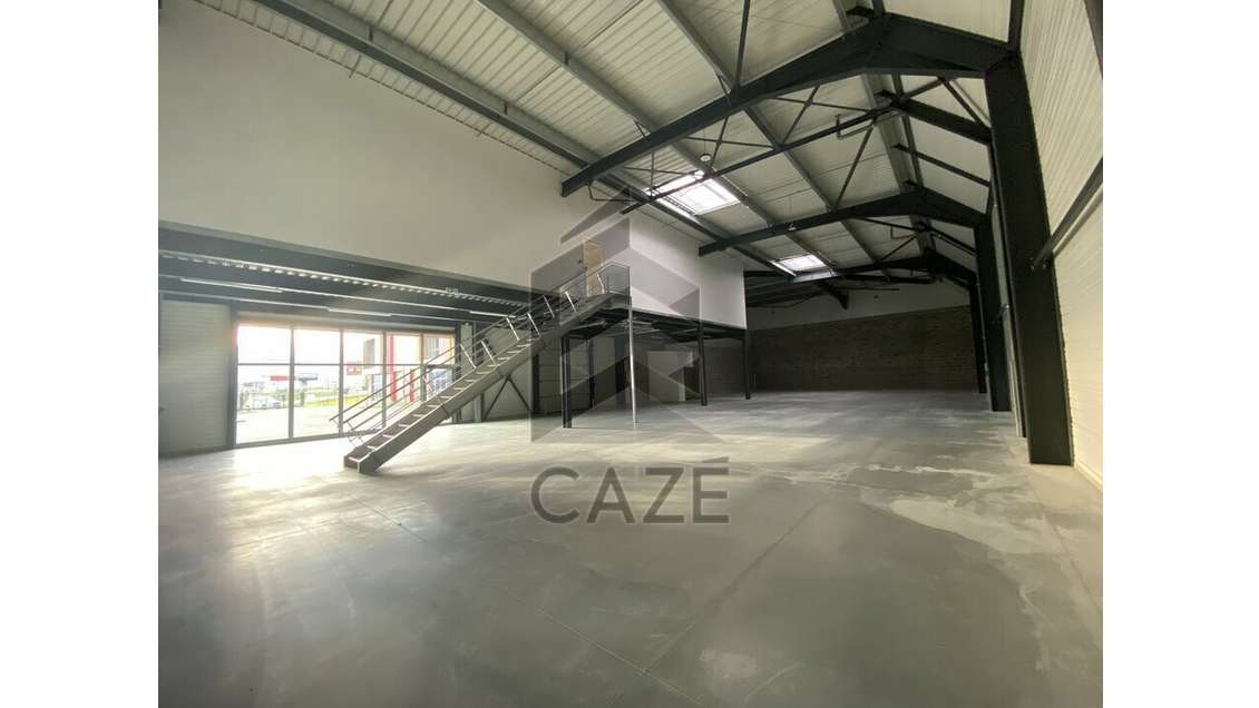 A louer locaux d'activités 713m² sortie 24 Tresses