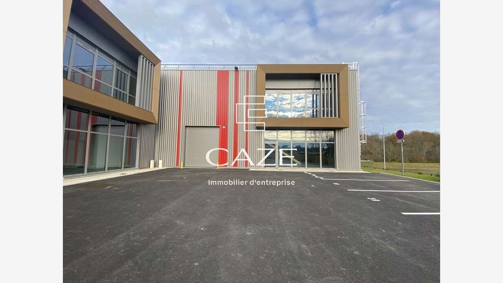 A louer locaux d'activités 713m² sortie 24 Tresses