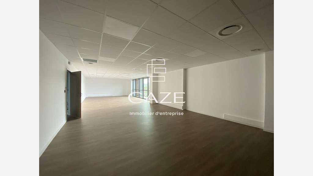 A louer locaux d'activités 713m² sortie 24 Tresses