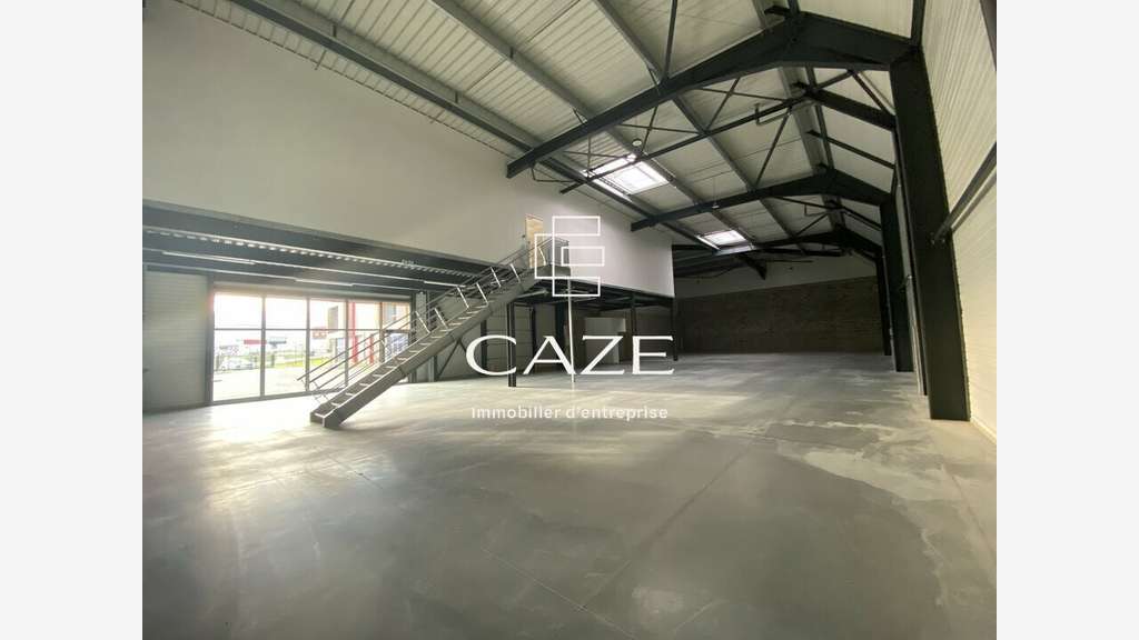 A louer locaux d'activités 713m² sortie 24 Tresses