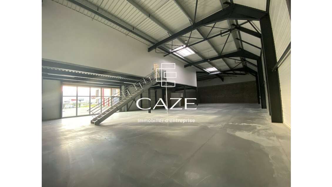 A louer locaux d'activités 713m² sortie 24 Tresses