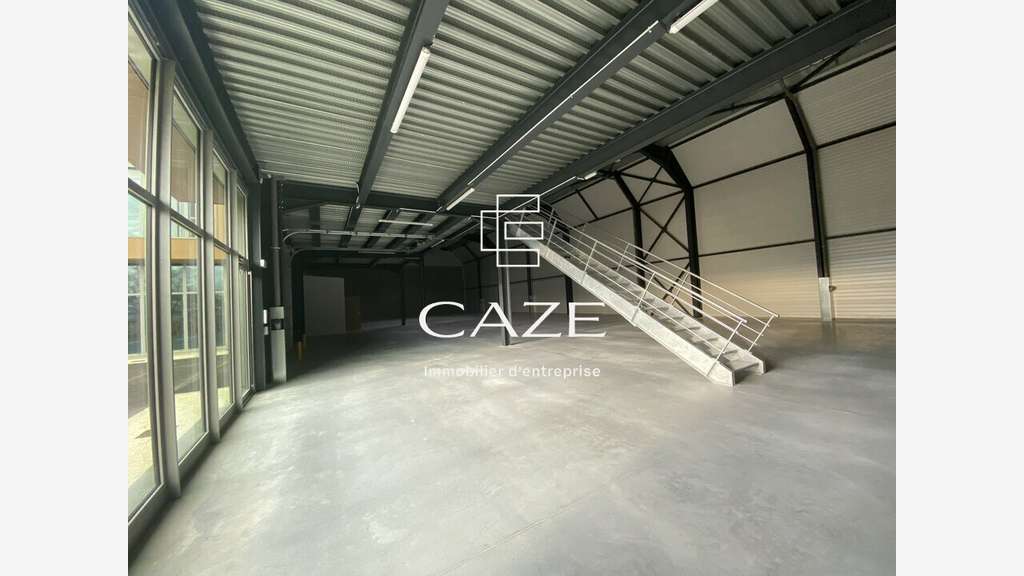 A louer locaux d'activités 713m² sortie 24 Tresses