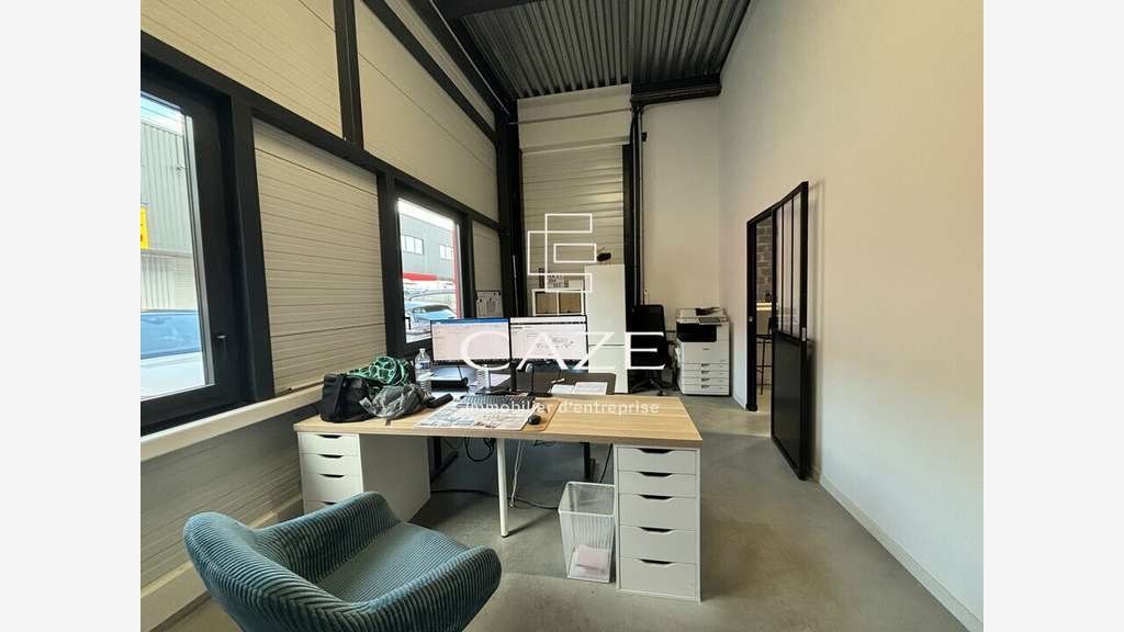 A louer locaux 374m² proche rocade sortie 24 S936