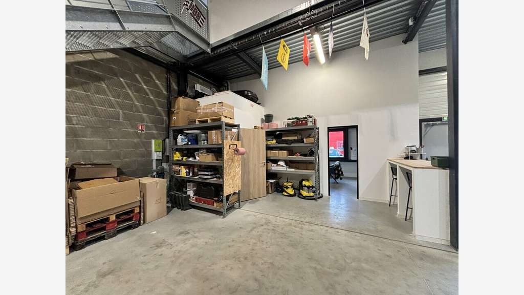 A louer locaux 374m² proche rocade sortie 24 S936