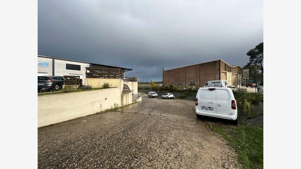 A louer entrepôt de 97m² accès facile à Tresses