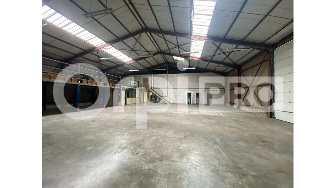 Locaux 1169m² à louer à Trévoux ZI de Fétan