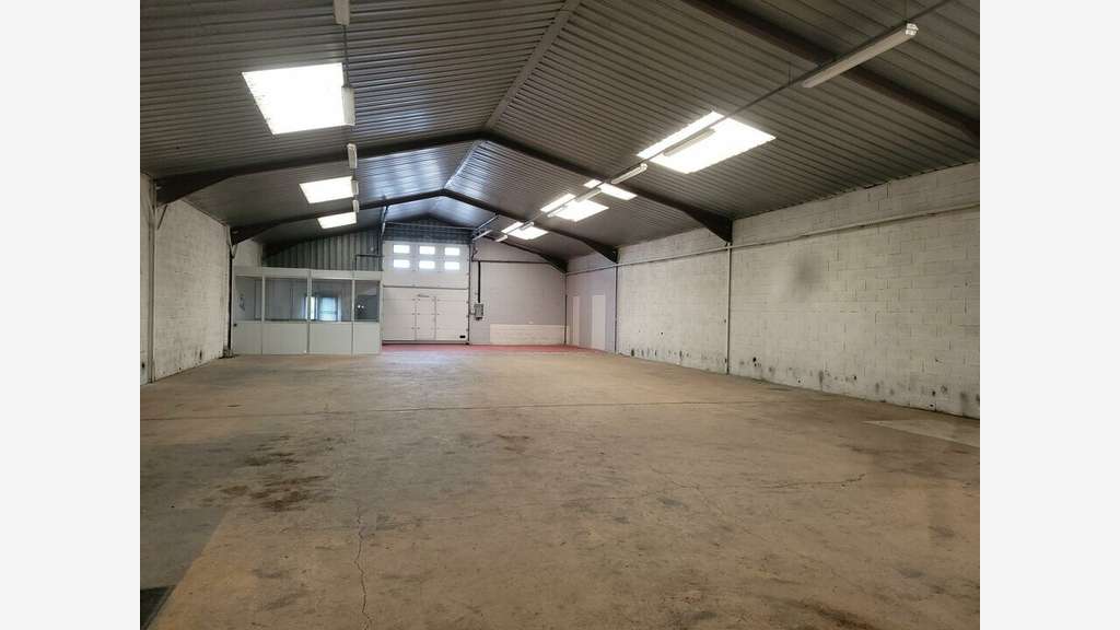 Entrepôt 360m² à louer à Trévoux