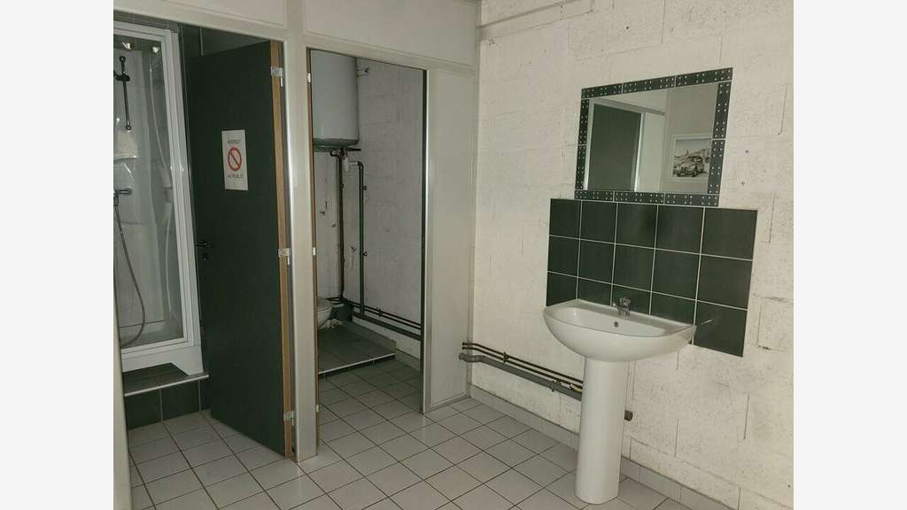 Entrepôt 360m² à louer à Trévoux