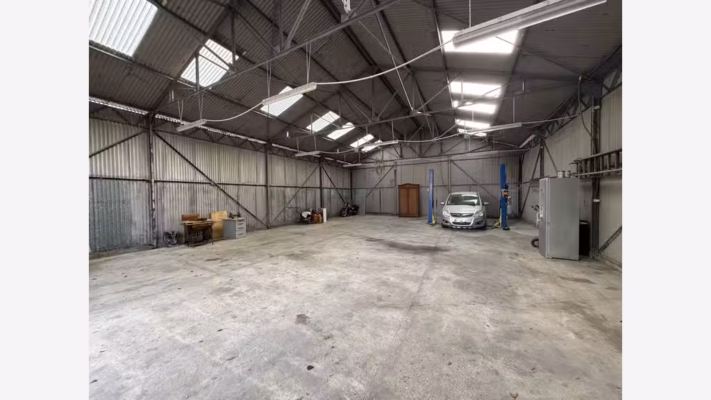 A louer local 180m² à Saint André limite Troyes