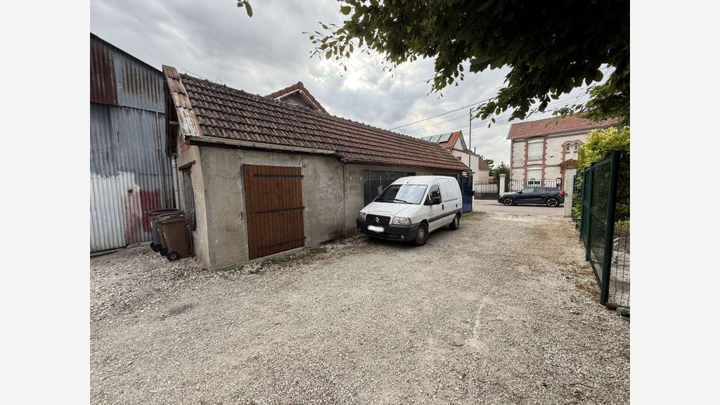 Saint André limite Troyes - LOCAL 180 m²