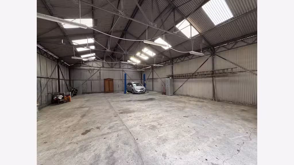 A louer local 180m² à Saint André limite Troyes