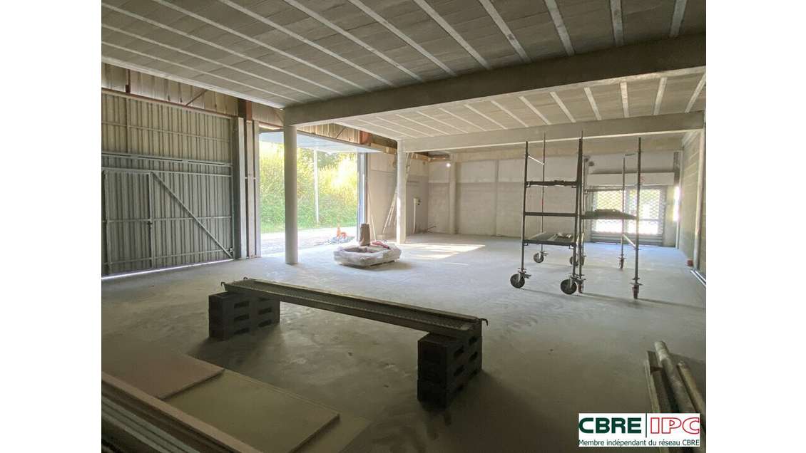 A louer dépôt 200m² avec hauteur de 3,60m à Urcuit