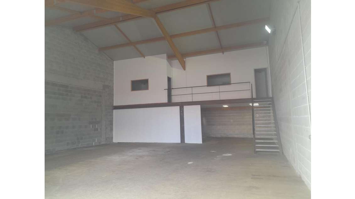 A louer dépôt et bureau de 250m² à Ustaritz