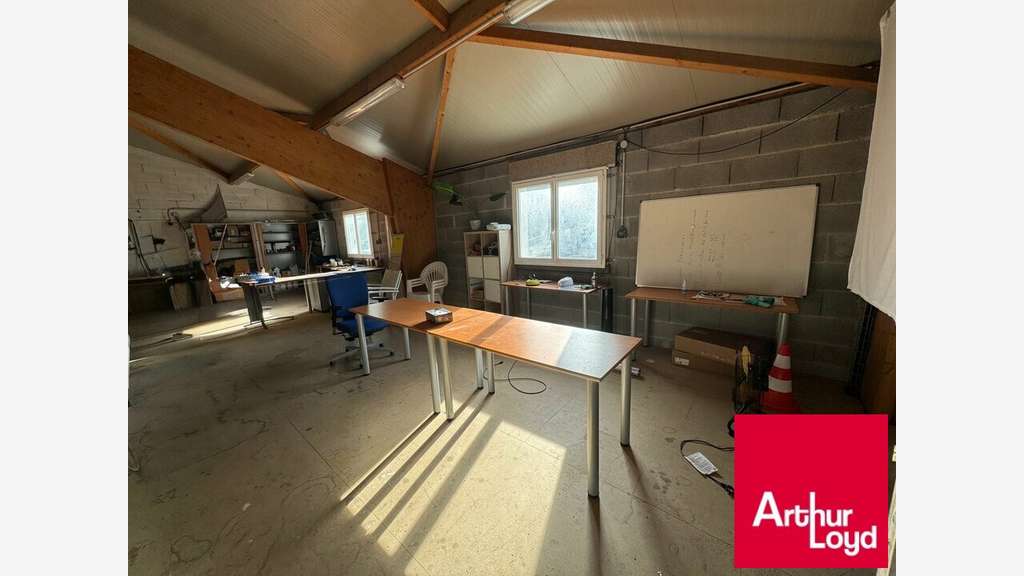 Bel entrepôt 250m² en bon état à louer à Ustaritz
