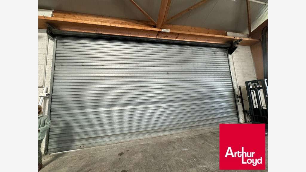 Bel entrepôt 250m² en bon état à louer à Ustaritz