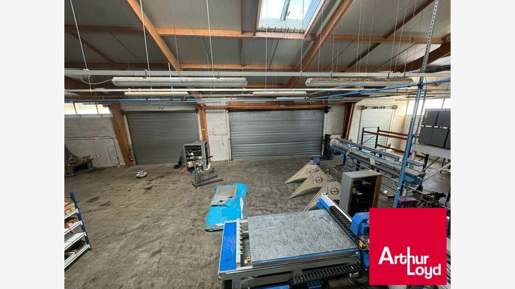 Bel entrepôt 250m² en bon état à louer à Ustaritz