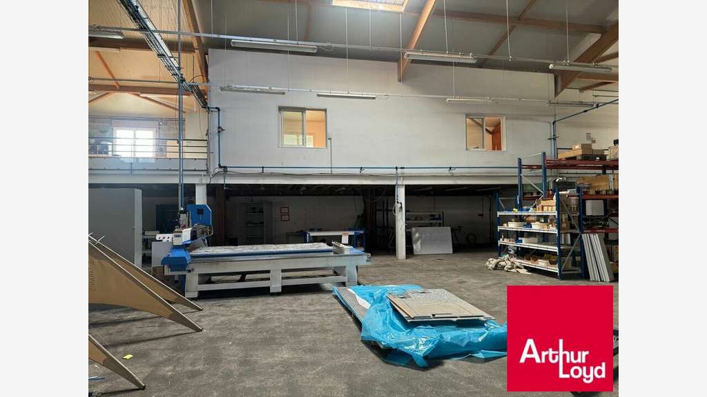 Bel entrepôt 250m² en bon état à louer à Ustaritz