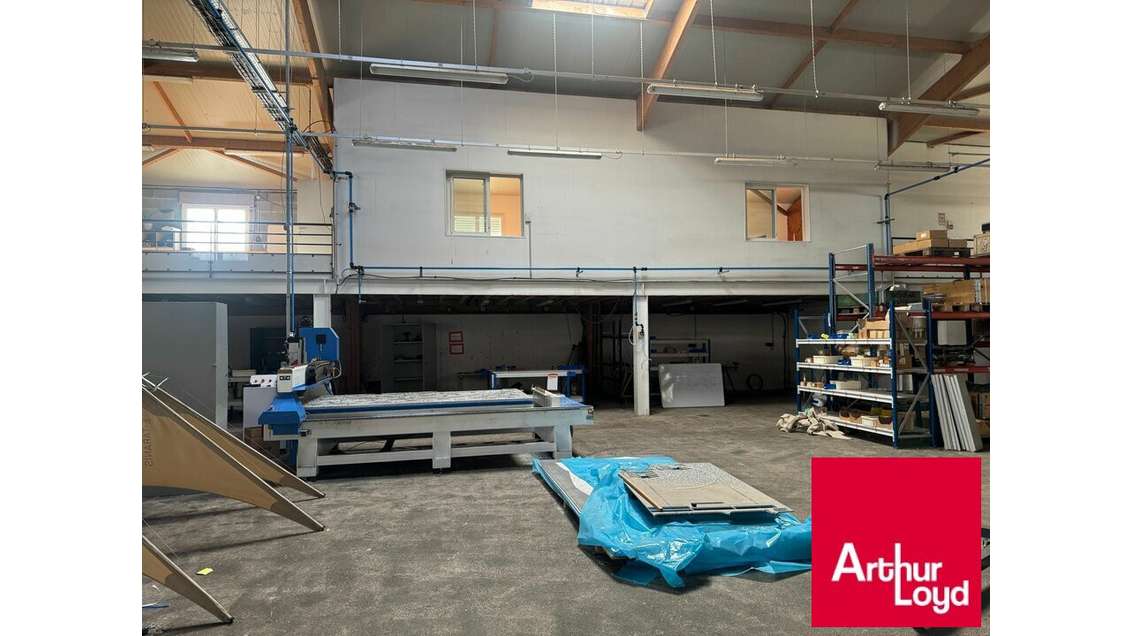 Bel entrepôt 250m² en bon état à louer à Ustaritz 