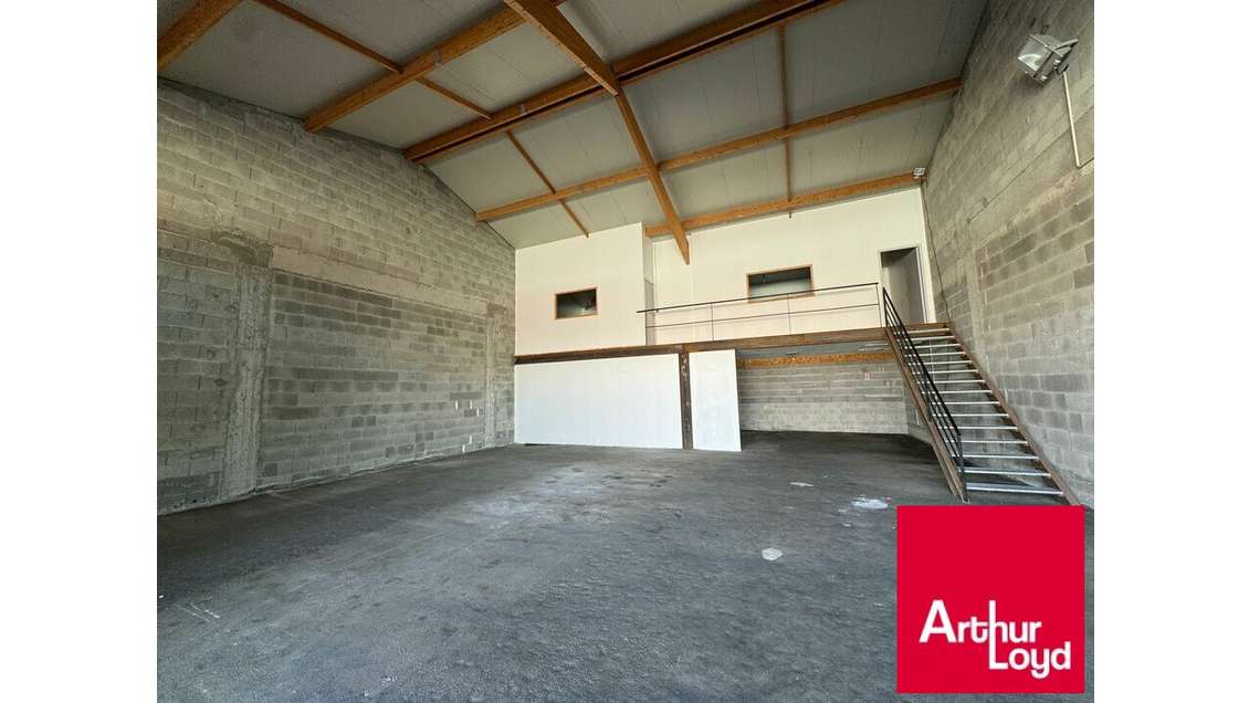Bel entrepôt 250m² en bon état à louer à Ustaritz