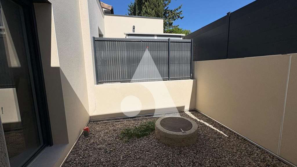 Loue local professionnel neuf 90m² à Vailhauquès