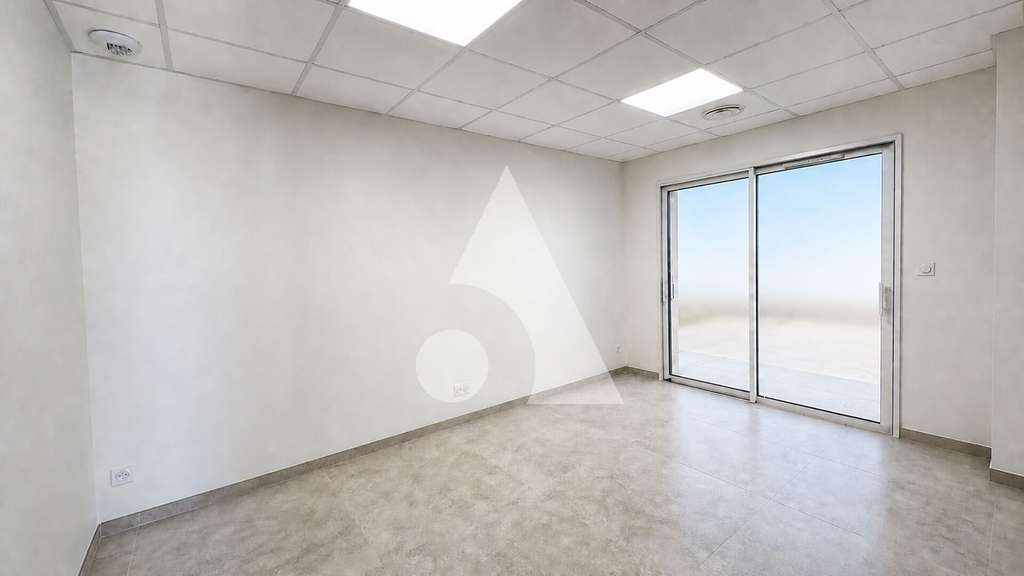Loue local professionnel neuf 90m² à Vailhauquès