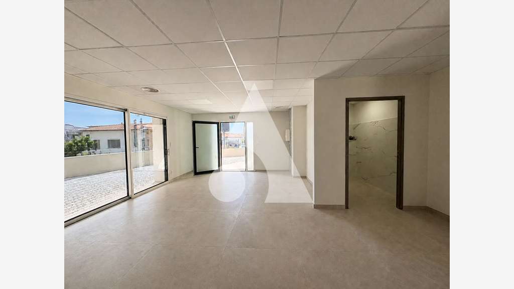 Loue local professionnel neuf 90m² à Vailhauquès