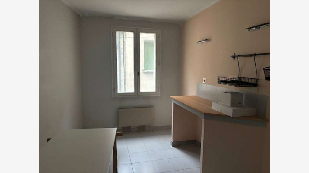 Local prof. 103m² à louer à Vaison-la-Romaine