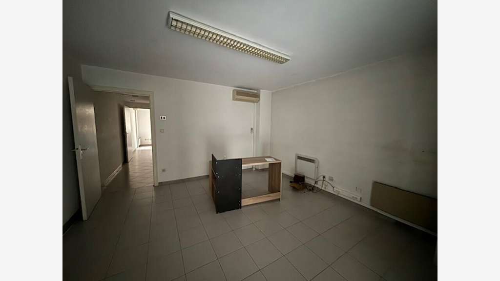 Local prof. 103m² à louer à Vaison-la-Romaine