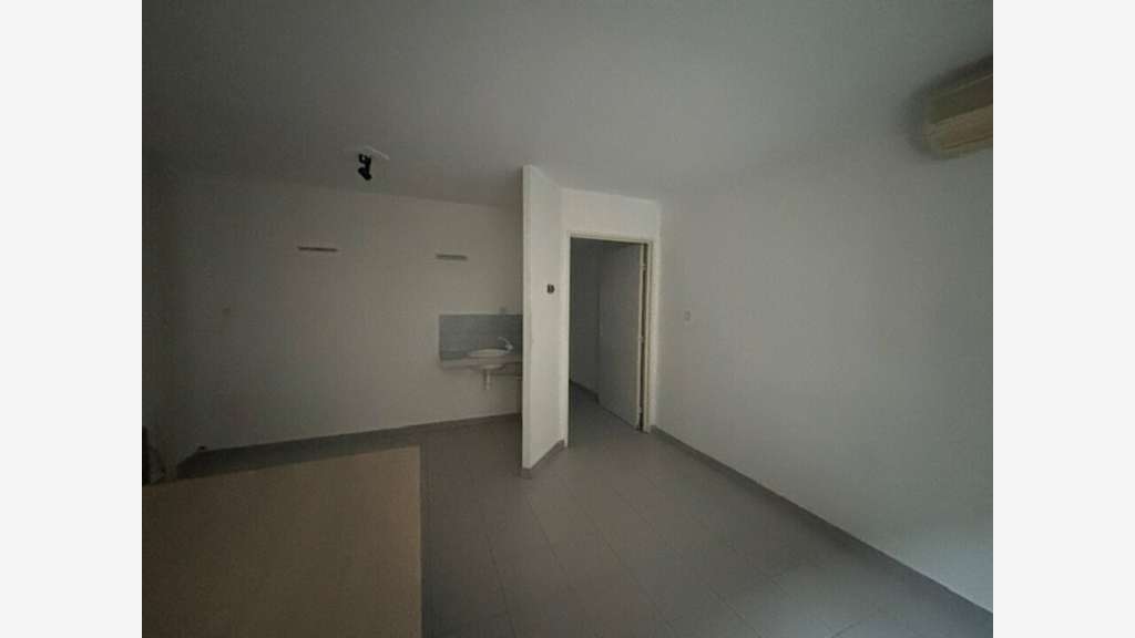 Local prof. 103m² à louer à Vaison-la-Romaine