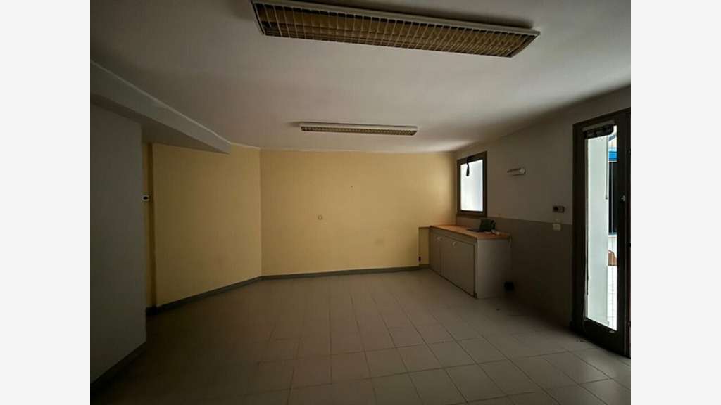 Local prof. 103m² à louer à Vaison-la-Romaine