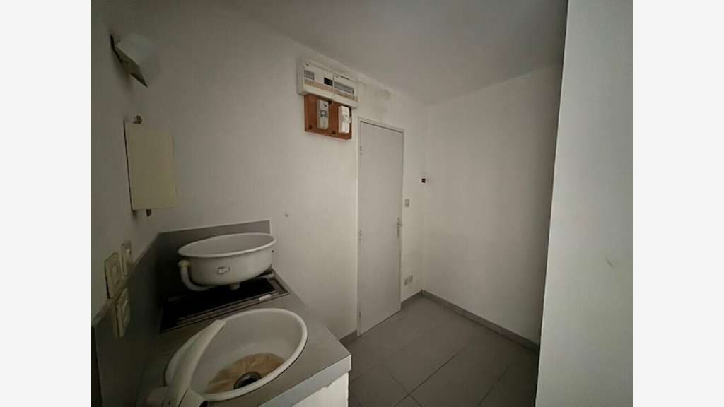 Local prof. 103m² à louer à Vaison-la-Romaine