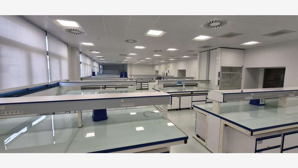 À louer ou à vendre – Laboratoires de 6 000 m² à V