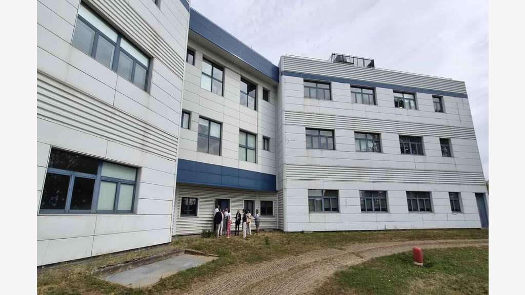 À louer ou à vendre – Laboratoires de 6 000 m² à V