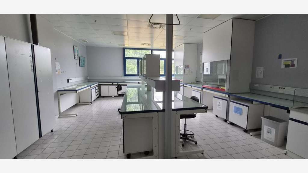 À louer ou à vendre – Laboratoires de 6 000 m² à V