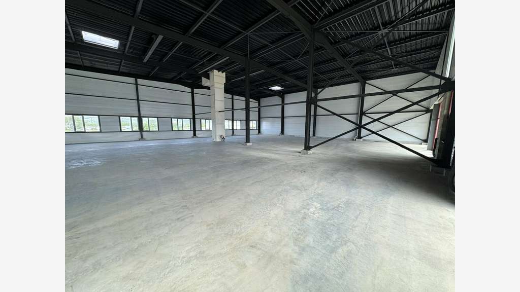 Entrepôt neuf 257m² à louer à Valence Sud