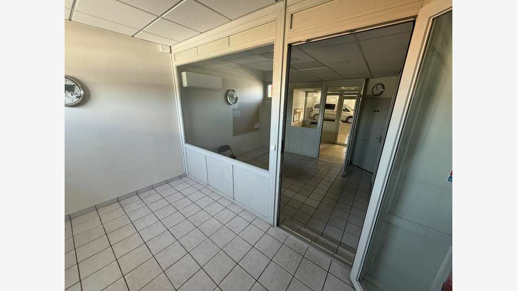 A louer local atelier 200m² près A7 Valence Sud