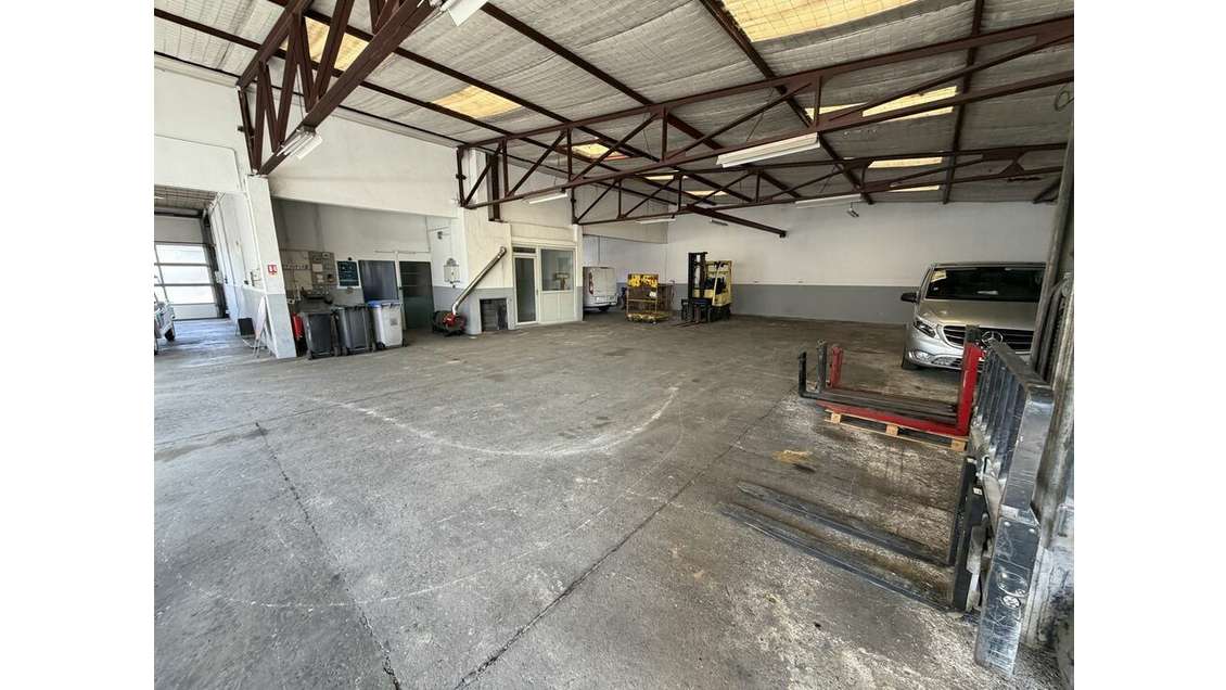 A louer local atelier 200m² près A7 Valence Sud