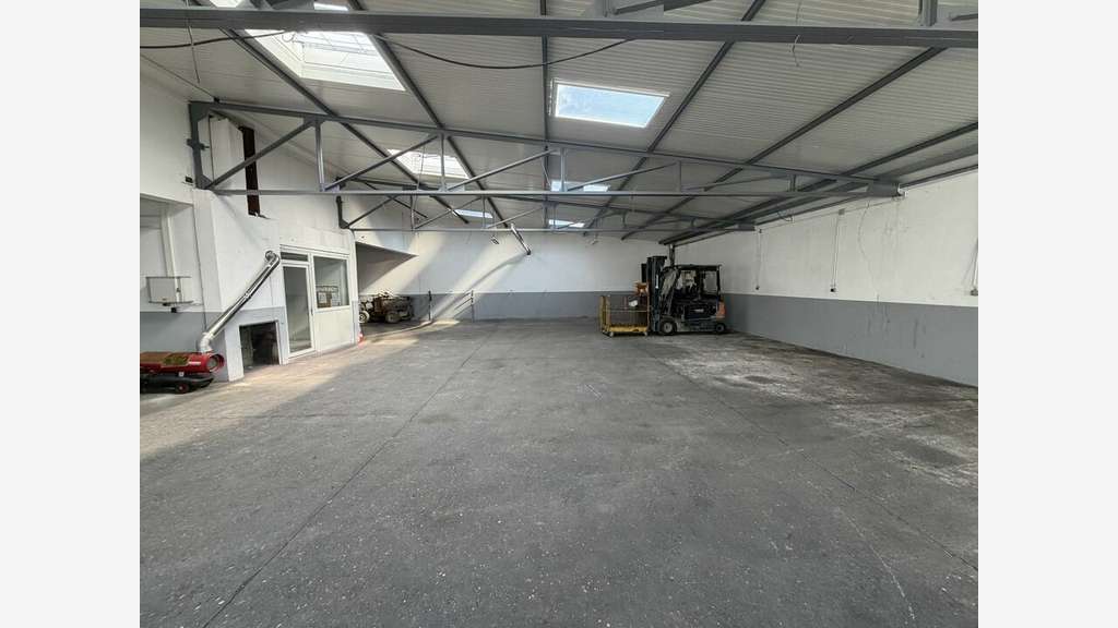A louer local atelier 200m² près A7 Valence Sud