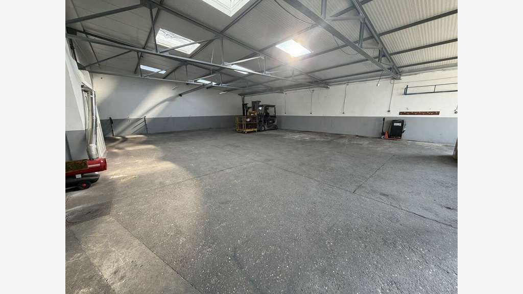 A louer local atelier 200m² près A7 Valence Sud