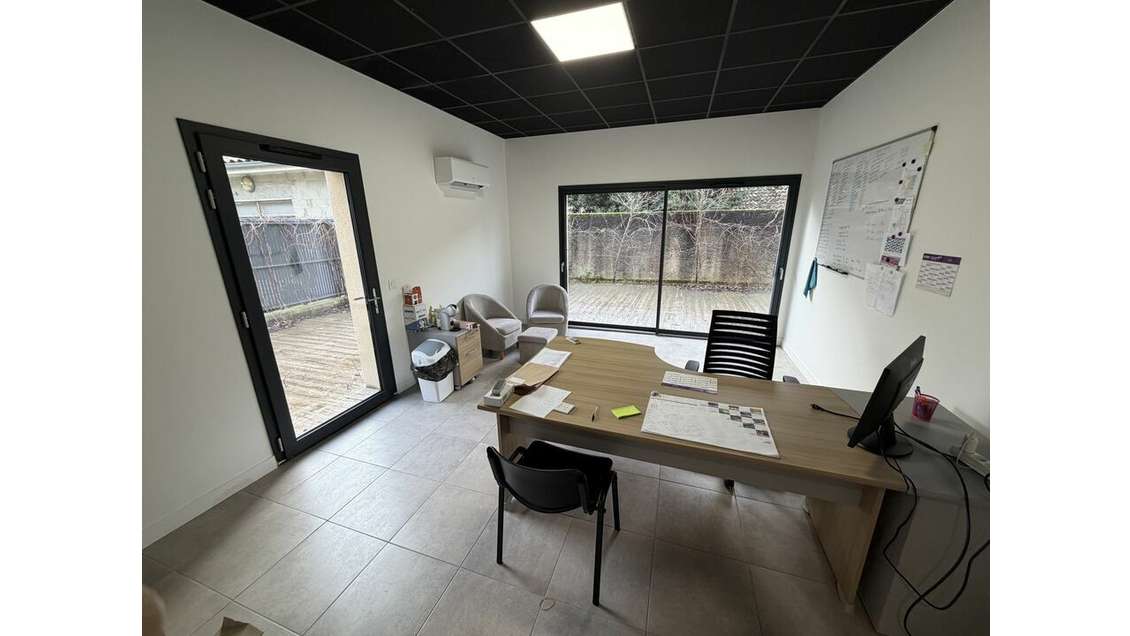 A louer local neuf 134m² à Valence