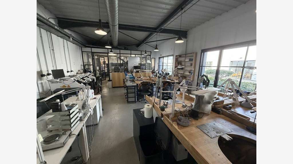 Local d'activité entrepôt 400m² à louer à Valence