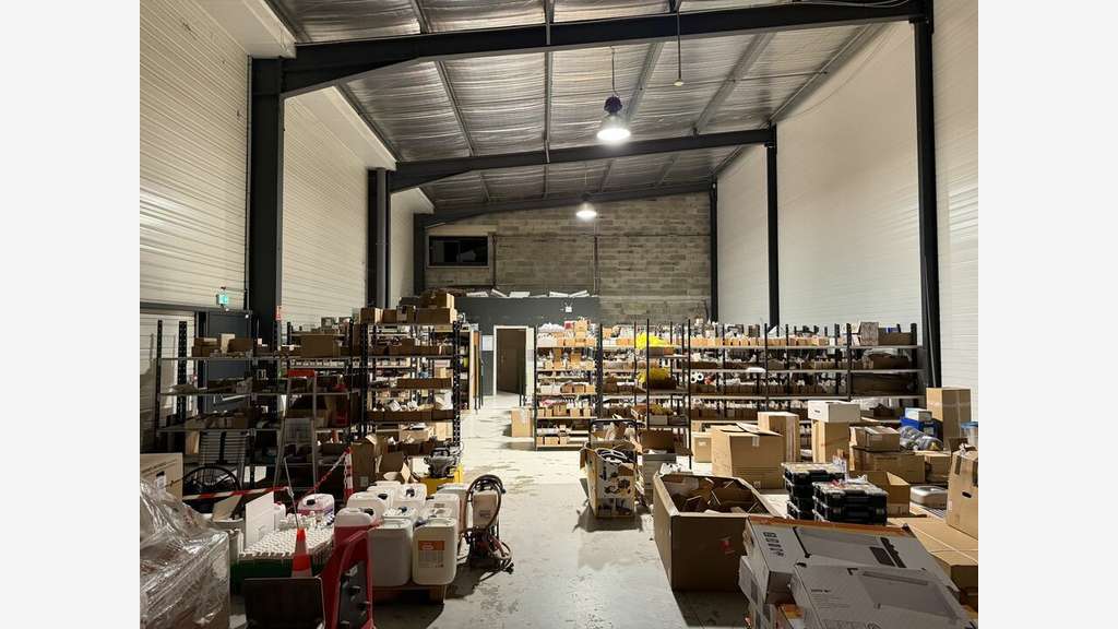 Local de stockage atelier 530m² à louer à Valence