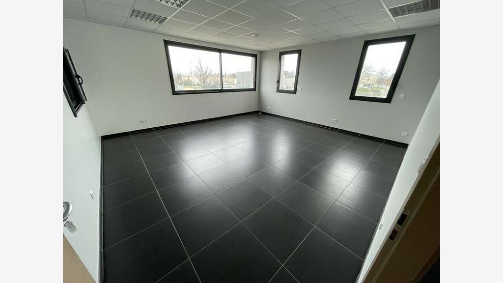 Local de stockage atelier 530m² à louer à Valence