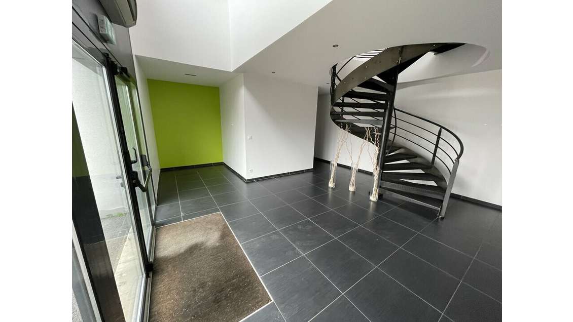 Local de stockage atelier 530m² à louer à Valence