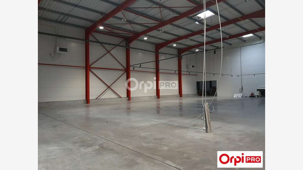Local d'activité 1224m² à louer à Valence