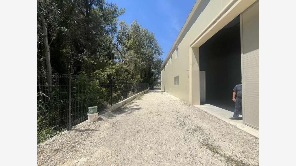 Loue local d'activité 200m² en za de Vallabrègues